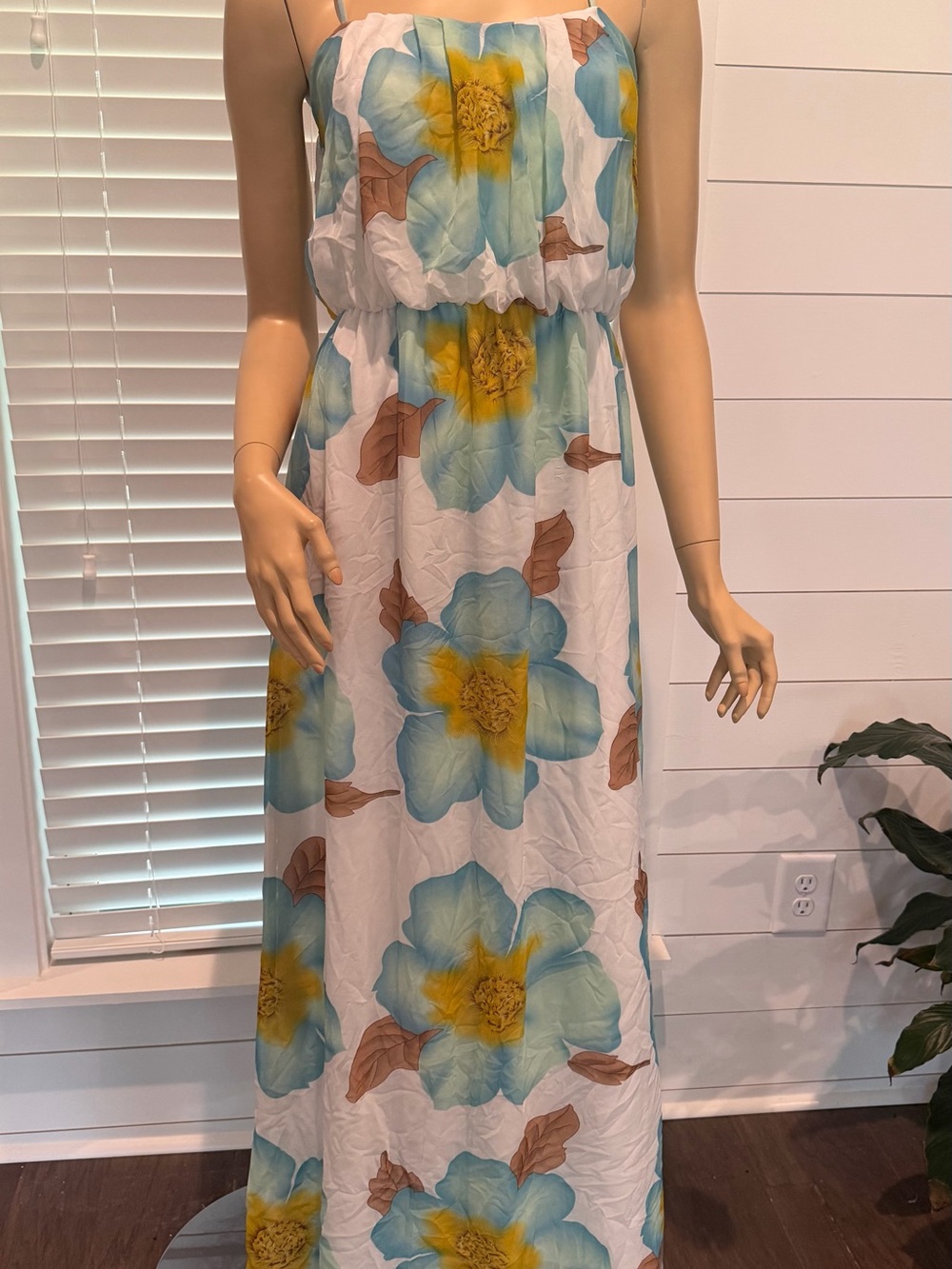 Women’s Size M Urban Girl White Floral Maxi Dress with Blue & Yellow Blooms